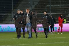 1. Bundesliga - Fußball - SV Darmstadt 98 - FC Ingolstadt 04 - Spiel ist aus erster Saisonsieg für den FCI, Co-Trainer Michael Henke (FCI) und Cheftrainer Maik Walpurgis (FCI) und rechts Co-Trainer Michael Henke (FCI) gehen vom Platz