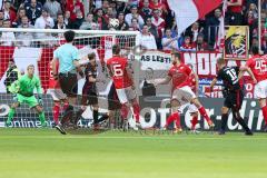 1. BL - Saison 2016/2017 - FSV Mainz 05 - FC Ingolstadt 04 - Lukas Hinterseer (#16 FCI) mit einem Schuss auf das Tor - Moritz Hartmann (#9 FCI) - Almog Cohen (#36 FCI) - Stefan Bell (#16 Mainz) - Jonas Lössl (#1 Torwart Mainz) - Foto: Meyer Jürgen