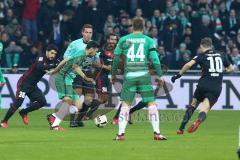 1. Bundesliga - Fußball - Werder Bremen - FC Ingolstadt 04 - Almog Cohen (36, FCI) Claudio Pizarro (14 Bremen) Philipp Bargfrede (44 Bremen) Pascal Groß (10, FCI), Kampf um den Ball