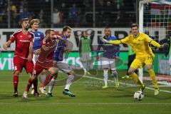 1. Bundesliga - Fußball - SV Darmstadt 98 - FC Ingolstadt 04 - Lukas Hinterseer (16, FCI) Mathew Leckie (7, FCI) kommt nicht an den Ball Torwart Michael Esser (31 Darmstadt 98)