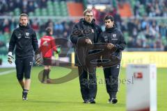 1. Bundesliga - Fußball - Werder Bremen - FC Ingolstadt 04 - Co-Trainer Michael Henke (FCI) und Co-Trainer Ovid Hajou (FCI) gehen in die Kabine