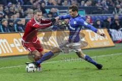 1. Bundesliga - Fußball - FC Schalke 04 - FC Ingolstadt 04 - Zweikampf Mathew Leckie (7, FCI) und Leon Goretzka (8 Schalke)