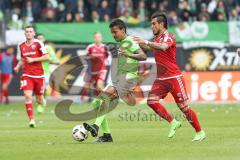 1. Bundesliga - Fußball - VfL Wolfsburg - FC Ingolstadt 04 - Zweikampf Luiz Gustavo (22 Wolfsburg) Darío Lezcano (11, FCI)