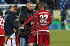 1. Bundesliga - Fußball - SV Darmstadt 98 - FC Ingolstadt 04 - Spiel ist aus erster Saisonsieg für den FCI, Cheftrainer Maik Walpurgis (FCI) gratuliert den Spielern Marcel Tisserand (32, FCI)