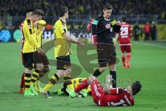 1. Bundesliga - Fußball - Borussia Dortmund - FC Ingolstadt 04 - 1:0 - Foul Darío Lezcano (11, FCI) erhält die gelbe Karte
