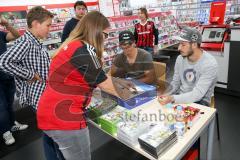 1. BL - Saison 2016/2017 - FC Ingolstadt 04 - Autogrammstunde mit Alfredo Morales und Mathew Leckie im Media Markt - Foto: Markus Banai