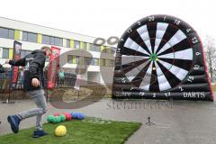 1. Bundesliga - Fußball - FC Ingolstadt 04 - Audi Schanzer Technik Challenge - Fußball Darts - Florent Hadergjonaj (33, FCI) Schußversuch Fußball darts