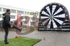 1. Bundesliga - Fußball - FC Ingolstadt 04 - Audi Schanzer Technik Challenge - Fußball Darts - Marvin Matip (34, FCI) Schußversuch Darts