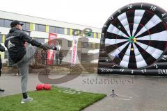 1. Bundesliga - Fußball - FC Ingolstadt 04 - Audi Schanzer Technik Challenge - Fußball Darts - Pascal Groß (10, FCI) Schußversuch Darts