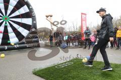 1. Bundesliga - Fußball - FC Ingolstadt 04 - Audi Schanzer Technik Challenge - Fußball Darts - Robert Leipertz (13, FCI) Schußversuch darts