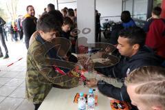 1. Bundesliga - Fußball - FC Ingolstadt 04 - Audi Schanzer Technik Challenge - Fußball Darts - Großer Andrang bei Autogrammstunde in der Schule, Florent Hadergjonaj (33, FCI) Marvin Matip (34, FCI)