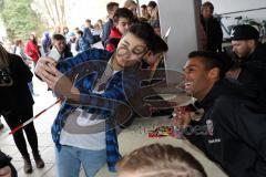 1. Bundesliga - Fußball - FC Ingolstadt 04 - Audi Schanzer Technik Challenge - Fußball Darts - Großer Andrang bei Autogrammstunde in der Schule, Selfie mit Marvin Matip (34, FCI)