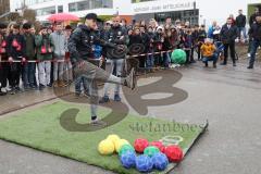 1. Bundesliga - Fußball - FC Ingolstadt 04 - Audi Schanzer Technik Challenge - Fußball Darts - Pascal Groß (10, FCI) Schußversuch