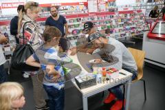 1. BL - Saison 2016/2017 - FC Ingolstadt 04 - Autogrammstunde mit Alfredo Morales und Mathew Leckie im Media Markt - Foto: Markus Banai