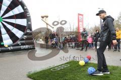 1. Bundesliga - Fußball - FC Ingolstadt 04 - Audi Schanzer Technik Challenge - Fußball Darts - Robert Leipertz (13, FCI) Schußversuch darts