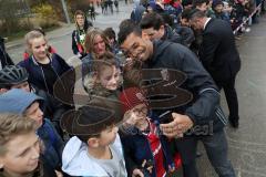 1. Bundesliga - Fußball - FC Ingolstadt 04 - Audi Schanzer Technik Challenge - Fußball Darts - Marvin Matip (34, FCI) macht Selfies mit den Fans Schülern