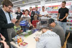 1. BL - Saison 2016/2017 - FC Ingolstadt 04 - Autogrammstunde mit Alfredo Morales und Mathew Leckie im Media Markt - Foto: Markus Banai