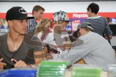 1. BL - Saison 2016/2017 - FC Ingolstadt 04 - Autogrammstunde mit Alfredo Morales und Mathew Leckie im Media Markt - Foto: Markus Banai