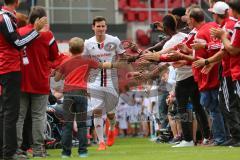 1. Bundesliga - Fußball - FC Ingolstadt 04 - Saisoneröffnung im Audi Sportpark - Einlauf der Spieler, Mannschaft, Fans, Jubel, abklatschen, Pascal Groß (10, FCI)