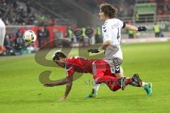 1. Bundesliga - Fußball - FC Ingolstadt 04 - SC Freiburg - Söyüncü, Caglar (4 Freiburg) rechts foult Darío Lezcano (11, FCI)