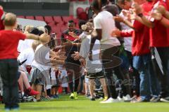 1. Bundesliga - Fußball - FC Ingolstadt 04 - Saisoneröffnung im Audi Sportpark - Einlauf der Spieler, Mannschaft, Fans, Jubel, abklatschen, Roger de Oliveira Bernardo (8, FCI)