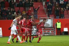 1. Bundesliga - Fußball - FC Ingolstadt 04 - SC Freiburg - Freistoß Markus Suttner (29, FCI) Tor zum 1:2 Jubel mit Lukas Hinterseer (16, FCI) Mathew Leckie (7, FCI) Darío Lezcano (11, FCI) Marcel Tisserand (32, FCI)