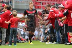 1. Bundesliga - Fußball - FC Ingolstadt 04 - Saisoneröffnung im Audi Sportpark - Einlauf der Spieler, Mannschaft, Fans, Jubel, abklatschen, Max Christiansen (19, FCI)