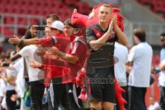 1. Bundesliga - Fußball - FC Ingolstadt 04 - Saisoneröffnung im Audi Sportpark - Einlauf der Spieler, Mannschaft, Fans, Jubel, abklatschen, Nico Rinderknecht (22, FCI)