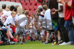 1. Bundesliga - Fußball - FC Ingolstadt 04 - Saisoneröffnung im Audi Sportpark - Einlauf der Spieler, Mannschaft, Fans, Jubel, abklatschen, Sonny Kittel (21, FCI)