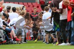 1. Bundesliga - Fußball - FC Ingolstadt 04 - Saisoneröffnung im Audi Sportpark - Einlauf der Spieler, Mannschaft, Fans, Jubel, abklatschen, Max Christiansen (19, FCI)