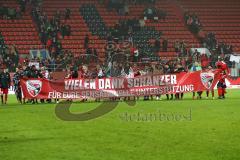 1. Bundesliga - Fußball - FC Ingolstadt 04 - SC Freiburg - Spiel ist aus, Niederlage hängende Köpfe, Spruchband Danke an die Fans