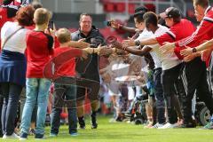 1. Bundesliga - Fußball - FC Ingolstadt 04 - Saisoneröffnung im Audi Sportpark - Einlauf der Spieler, Mannschaft, Fans, Jubel, abklatschen, Cheftrainer Markus Kauczinski (FCI)