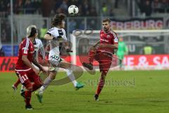 1. Bundesliga - Fußball - FC Ingolstadt 04 - SC Freiburg - Lukas Hinterseer (16, FCI) nimmt den Ball in der Luft