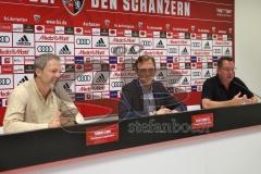 1. Bundesliga - Fußball - FC Ingolstadt 04 - 1. Training und Trainervorstellung - Cheftrainer Markus Kauczinski (FCI) mit Sportdirektor Thomas Linke (FCI)  und Pressesprecher Oliver Samwald (FCI)