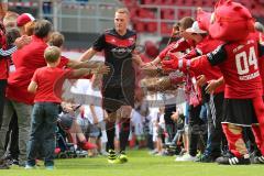 1. Bundesliga - Fußball - FC Ingolstadt 04 - Saisoneröffnung im Audi Sportpark - Einlauf der Spieler, Mannschaft, Fans, Jubel, abklatschen, Nico Rinderknecht (22, FCI)