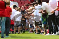 1. Bundesliga - Fußball - FC Ingolstadt 04 - Saisoneröffnung im Audi Sportpark - Einlauf der Spieler, Mannschaft, Fans, Jubel, abklatschen, Cheftrainer Markus Kauczinski (FCI)