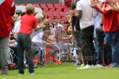 1. Bundesliga - Fußball - FC Ingolstadt 04 - Saisoneröffnung im Audi Sportpark - Einlauf der Spieler, Mannschaft, Fans, Jubel, abklatschen, Pascal Groß (10, FCI)