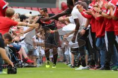 1. Bundesliga - Fußball - FC Ingolstadt 04 - Saisoneröffnung im Audi Sportpark - Einlauf der Spieler, Mannschaft, Fans, Jubel, abklatschen, Marvin Matip (34, FCI)