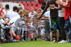 1. Bundesliga - Fußball - FC Ingolstadt 04 - Saisoneröffnung im Audi Sportpark - Einlauf der Spieler, Mannschaft, Fans, Jubel, abklatschen, Sonny Kittel (21, FCI)