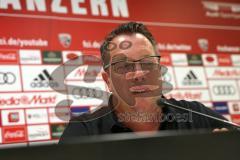 1. Bundesliga - Fußball - FC Ingolstadt 04 - 1. Training und Trainervorstellung - Cheftrainer Markus Kauczinski (FCI) mit Sportdirektor Thomas Linke (FCI)  und Pressesprecher Oliver Samwald (FCI)