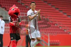 1. Bundesliga - Fußball - FC Ingolstadt 04 - Saisoneröffnung im Audi Sportpark - Einlauf der Spieler, Mannschaft, Fans, Jubel, abklatschen, Alfredo Morales (6, FCI)