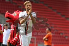 1. Bundesliga - Fußball - FC Ingolstadt 04 - Saisoneröffnung im Audi Sportpark - Einlauf der Spieler, Mannschaft, Fans, Jubel, abklatschen, Lukas Hinterseer (16, FCI)