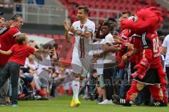 1. Bundesliga - Fußball - FC Ingolstadt 04 - Saisoneröffnung im Audi Sportpark - Einlauf der Spieler, Mannschaft, Fans, Jubel, abklatschen, Markus Suttner (29, FCI)