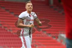 1. Bundesliga - Fußball - FC Ingolstadt 04 - Saisoneröffnung im Audi Sportpark - Einlauf der Spieler, Mannschaft, Fans, Jubel, abklatschen, Robert Bauer (23, FCI)