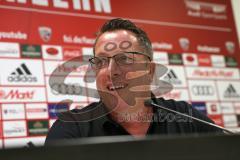 1. Bundesliga - Fußball - FC Ingolstadt 04 - 1. Training und Trainervorstellung - Cheftrainer Markus Kauczinski (FCI) mit Sportdirektor Thomas Linke (FCI)  und Pressesprecher Oliver Samwald (FCI)