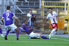 1. Bundesliga - Fußball - DFB-Pokal - Ergebirge Aue - FC Ingolstadt 04 - rechts Alfredo Morales (6, FCI)  flankt, links Riedel, Julian (Aue 2)