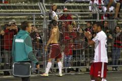 1. Bundesliga - Fußball - DFB-Pokal - Ergebirge Aue - FC Ingolstadt 04 - 7:8 n. E. - Jubel mit den Fans Sieg Fahnen, mitte Mathew Leckie (7, FCI) schenkt sein Trikot her