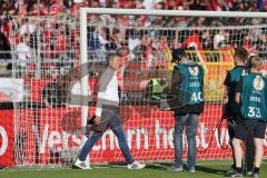 1. Bundesliga - Fußball - DFB-Pokal - Ergebirge Aue - FC Ingolstadt 04 - Sportdirektor Thomas Linke (FCI)  geht zum Spielfeld vor dem Spiel