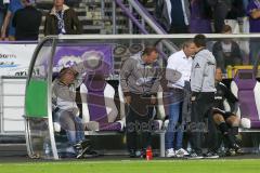 1. Bundesliga - Fußball - DFB-Pokal - Ergebirge Aue - FC Ingolstadt 04 - 7:8 n. E. - links mit den Nerven am Boden Cheftrainer Markus Kauczinski (FCI) auf der Bank, daneben #fcco2 und Sportdirektor Thomas Linke (FCI)