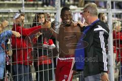 1. Bundesliga - Fußball - DFB-Pokal - Ergebirge Aue - FC Ingolstadt 04 - 7:8 n. E. - Jubel mit den Fans Sieg Fahnen, Roger de Oliveira Bernardo (8, FCI) mit Vorsitzender des Vorstandes Peter Jackwerth (FCI)